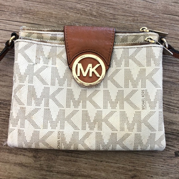 Michael Kors Handbags - Michael Kors Crossbody